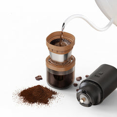 Bærbar utendørs kaffekvern og kaffebrygger med integrert filter